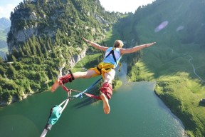 pg模拟器免费试玩入口-利物浦之夜，Rookie与阿扎伦卡40分钟激战，防守铁壁决胜瞬间